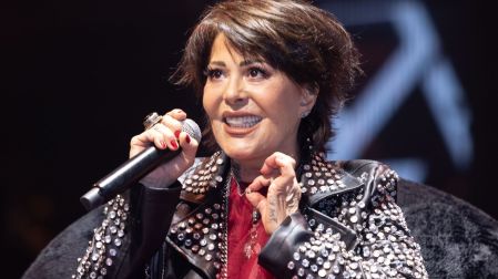CAlejandra Guzmán durante la presentación del tema "Los Que Nos Quedamos" (2026)
