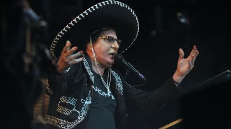 MÉXICO, D.F, 08ABRIL2011.- El músico argentino Charly Garcia durante su presentación en el primer dia del Festival Vive Latino que se realiza este fin de semana en el Foro Sol.FOTO: RODOLFO ANGULO/CUARTOSCURO.COM