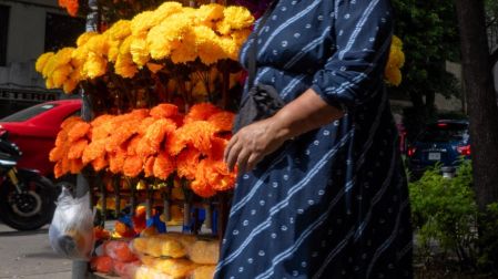 23 de octubre del 2026. La venta de disfraces y articulos relacionados al día de muertos (halloween) en Av Azcapotzalco en la alcaldía Azcapotzalco. Foto Salomón Ramírez