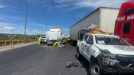 La circulación se reportó lenta por varias horas, hasta que maquinaria especial retiró las unidades pesadas