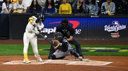 Christian Yelich conectó un triple para empujar la carrera de Jackson Chourio; después anotó el 0-2 tras un sencillo de William Contreras