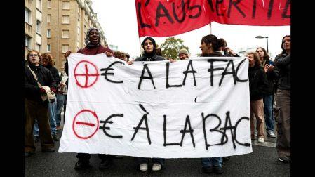 Manifestantes franceses con una pancarta en la que se lee Más euros para la universidad, menos euros para la BAC.