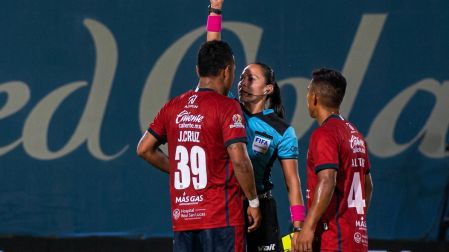 Julio Cruz y recibió la segunda amonestación y expulsión del partido