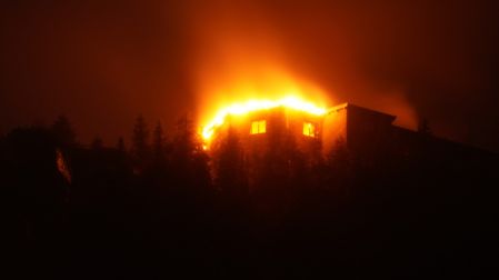 Bomberos y autoridades alemanas trabajan tras el incendio que devastó el histórico Kehlsteinhaus, conocido como el “Nido del Águila”, en los Alpes bávaros.
