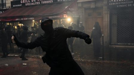 Fuerzas de seguridad francesas patrullan las calles de París durante el fuerte operativo desplegado ante las protestas masivas por el costo de vida.