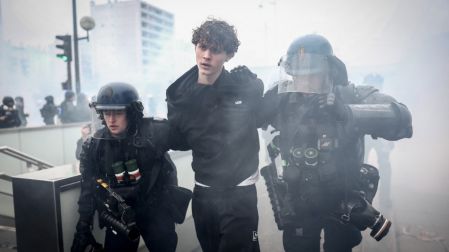 Fuerzas de seguridad francesas patrullan las calles de París durante el fuerte operativo desplegado ante las protestas masivas por el costo de vida.