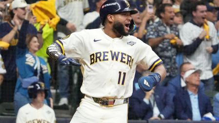 Jackson Chourio celebra la primera carrera de Milwaukee Brewers