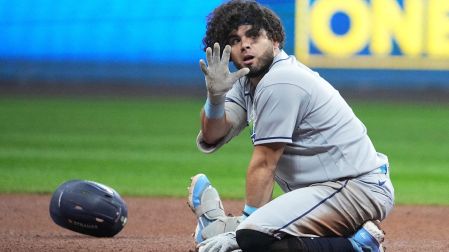 El mexicano Jonathan Aranda conectó un doblete en la quinta entrada, pero antes tuvo un error que costó una carrera de Milwaukee Brewers