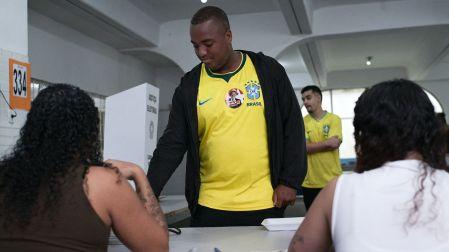 Un hombre se somete a una verificación digital durante la segunda vuelta de las elecciones presidenciales