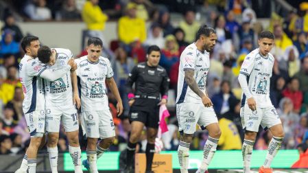 Jugadores de Pachuca celebrando el gol de Idrissi