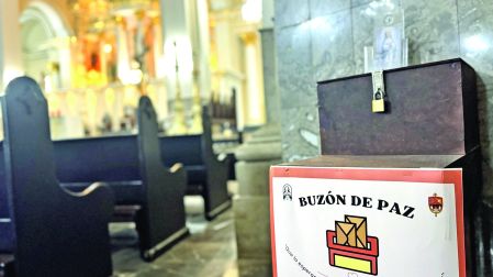 Buzón de paz instalado en la Catedral de Nuestra Señora de la Asuncion, en Hermosillo, Sonora.