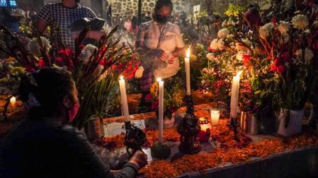 Habitantes de Tláhuac continúan con la tradicional velada de Día de Muertos en el panteón de Mixquic