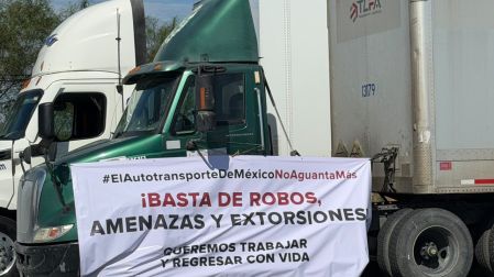 Los operadores acusan que deben tramitar permisos municipales de hasta 6 mil pesos por descarga y cobros de 100 mil a 500 mil pesos en corralones y grúas para liberar camiones recuperados.