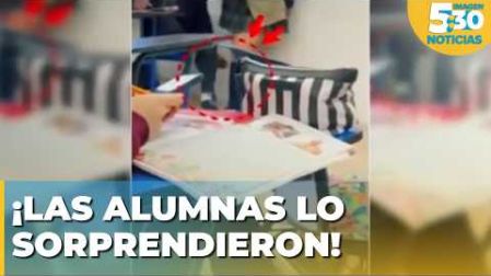 Un maestro de inglés identificado como Enrique fue captado en el momento en el que usaba su celular para grabar por debajo de la falda a una de sus alumnas que se acercó a su escritorio, los hechos fueron registrados en la #CDMX.
#NoticiasImagen #ImagenNoticias530
Visita nuestro sitio web: http://www.imagentv.com
No te pierdas Imagen Noticias 5:30 con Marlene Stahl, Nuria Gil y Brisseida Moya de lunes a viernes por Imagen Televisión.
TikTok 5:30: https://www.tiktok.com/@imagennoticias530
TikTok Noticias: https://www.tiktok.com/@imagennoticias
Instagram 5:30: https://www.instagram.com/imagennoticias530
Instagram Noticias: https://www.instagram.com/imagentvnoticias/
X 5:30: https://x.com/imagen530
X Noticias: https://twitter.com/ImagenNoticias_
X Televisión: https://twitter.com/ImagenTVMex
Facebook Noticias: https://www.facebook.com/ImagenTVNoticias
Aquí encontrarás la mejor información nacional e internacional de Imagen Noticias con Francisco Zea, Nacho Lozano, Crystal Mendivil, Enrique Sánchez y Paola Rojas.