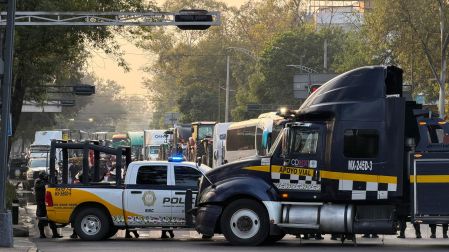 Bloqueo de transportistas de transportistas campesinos de Tlaxcala en Reforma y Eje 2.