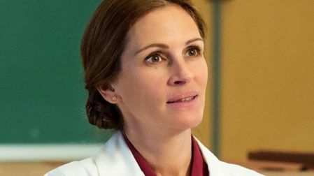 Julia Roberts destaca en The Normal Heart como una médica que lucha contra la indiferencia institucional durante los primeros años de la crisis del VIH/sida.