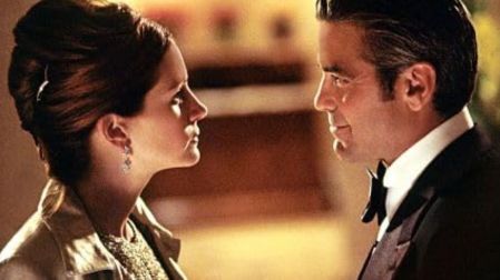 En Ocean's Eleven, Roberts interpreta a Tess Ocean y demuestra que también puede brillar dentro de un reparto lleno de grandes estrellas de Hollywood.