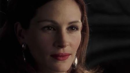 En Confessions of a Dangerous Mind, Roberts explora el misterio y el espionaje como una agente de la CIA vinculada con una vida secreta.