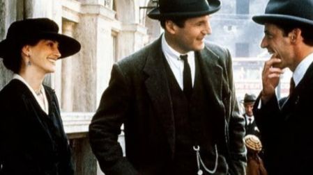 Julia Roberts interpreta a Kitty Kiernan en Michael Collins, un drama histórico protagonizado por Liam Neeson sobre la lucha por la independencia de Irlanda.