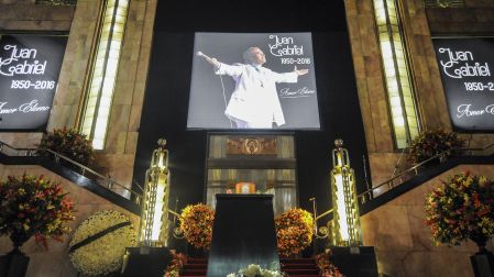 Miles de personas visitaron el palacio de Bellas Artes pasada la media noche para despedir los restos de Juan Gabriel, quien falleció a los 66 años de edad debido a un paro cardiaco.