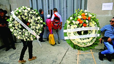Varias figuras políticas y ciudadanos enviaron coronas, arreglos de flores y adornos al Panteón Francés