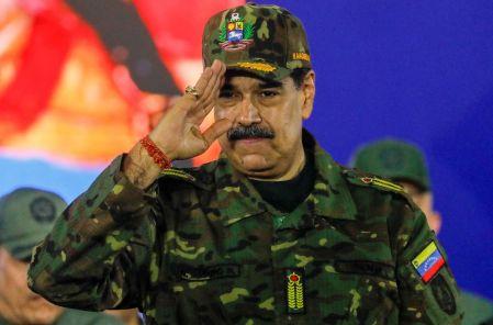 Maduro con uniforme militar saludando.