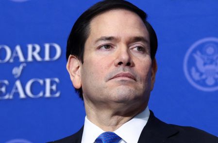 Estados Unidos revocó visas a tres funcionarios chilenos por actividades que comprometieron infraestructura crítica de telecomunicaciones.