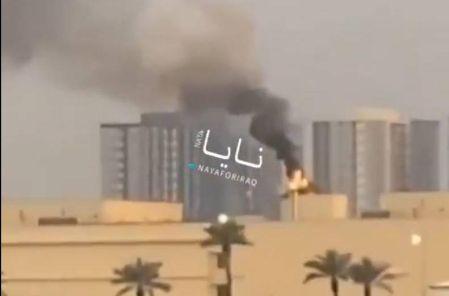 Humo se eleva sobre el complejo de la embajada de Estados Unidos en Bagdad tras el ataque con dron.