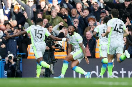 Manchester City busca darle alcance al Arsenal en la cima de la Premier League.