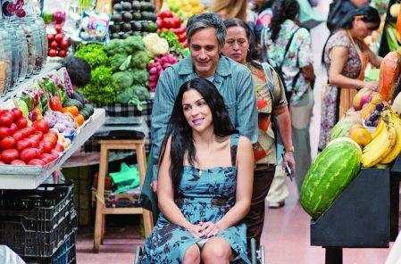 Gael García y Paulina Dávila en Santita