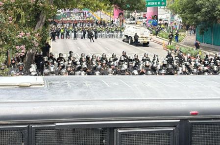 Policía frena avance de la CNTE