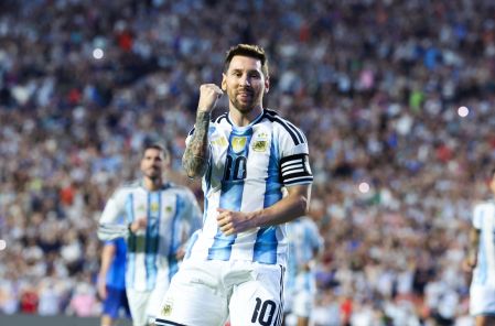 Lionel Messi celebra su anotación.