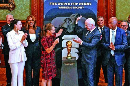 La presidenta Claudia Sheinbaum se reunió con el presidente de la FIFA, Gianni Infantino, así como con representantes de federaciones y confederaciones. Hasta anoche, la mandataria aún evaluaba si asistirá al Fan Fest del Zócalo.