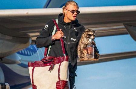 Haaland llega a Noruega tras su Mundial, con un mapache como acompañante