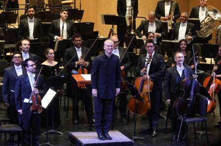 Carlos Miguel Prieto dirigió a la Orquesta Sinfónica de Minería en la Gala Save the Children. Un concierto para la niñez-