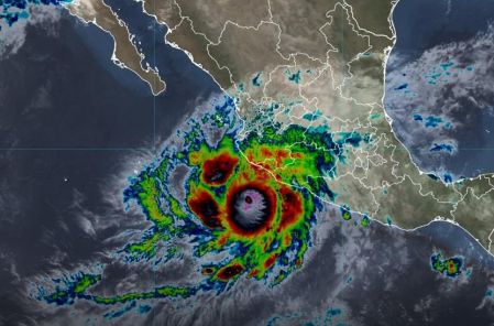 Autoridades federales emitieron un CAP Rojo por lluvias extremas y ordenaron el resguardo domiciliario obligatorio en municipios costeros de Jalisco, Colima, Michoacán y Nayarit.