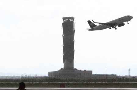 Avión despegando del AIFA