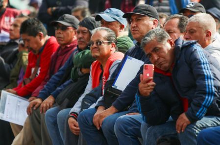 Adultos mayores previo a la entrega de la Pensión Bienestar