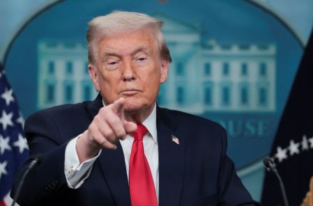 El presidente de Estados Unidos, Donald Trump, responde preguntas de los periodistas durante una conferencia de prensa en la Casa Blanca, cuando se cumple un año de su segundo mandato en el cargo, en Washington, D.C., Estados Unidos, el 20 de enero de 2026.
