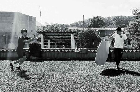 Escena del documental Dogma. Todos somos pecadores con dos personas practicando.