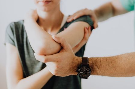 Si no puedes alzar el brazo sin dolor intenso, podría tratarse de capsulitis adhesiva; conoce síntomas y tratamiento.