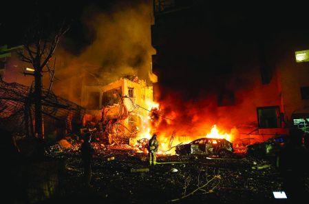 Bomberos apagan un incendio causado por un misil que impactó en Tel Aviv, la capital de Israel.
