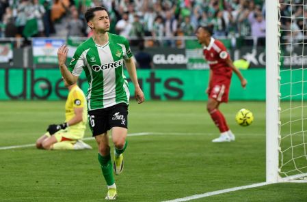 Alvaro Fidalgo celebra su primer gol con el Betis
