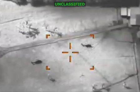 Helicóptero militar sobrevuela el área donde fuerzas ecuatorianas destruyeron una base de los Comandos de la Frontera.