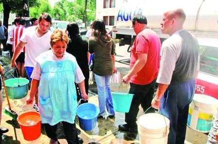 La Delegacion Cuahutemoc reparte agua en pipas a los vecinos de la Colonia Guerrero por falta del liquido despues de la fuga de agua en dias pasados.25 de Abril del 2007.Foto David Solis