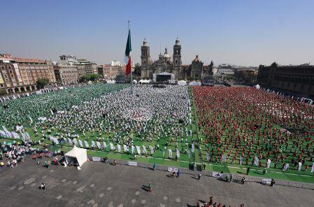 El Zócalo capitalino estuvo repleto de niños, niñas, adultos mayores y jóvenes.