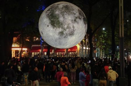 Luna gigante en Paseo de la Reforma.