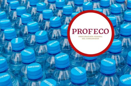 Las pruebas de la Profeco al agua embotellada verifican bacterias, sólidos disueltos y composición físico-química.