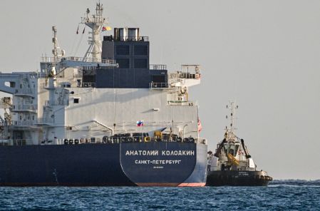 Un remolcador guía al petrolero ruso Anatoly Kolodkin a su llegada a la terminal petrolera del puerto de Matanzas