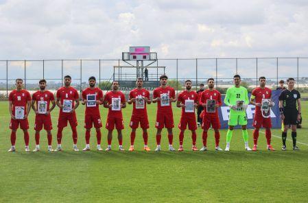 El equipo de Irán antes del partido con Costa Rica con imágenes de las víctimas del conflicto con Israel.